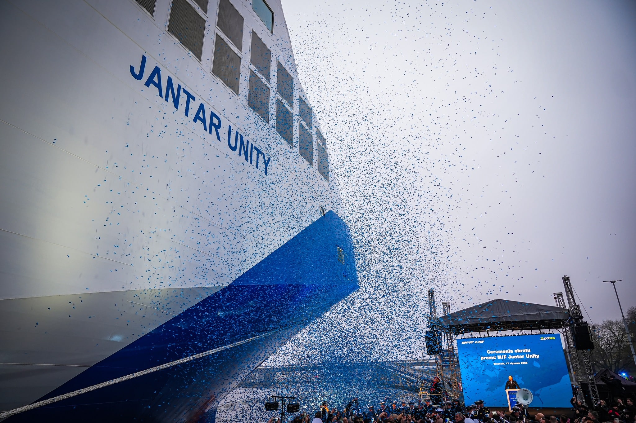 Infoship - „Jantar” ochrzczony. Tłumy zwiedziły największy polski prom