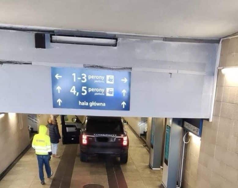 Inforail - Kierująca suvem zaparkowała w przejściu na perony dworca Łódź Kaliska. Myślała iż to parking podziemny