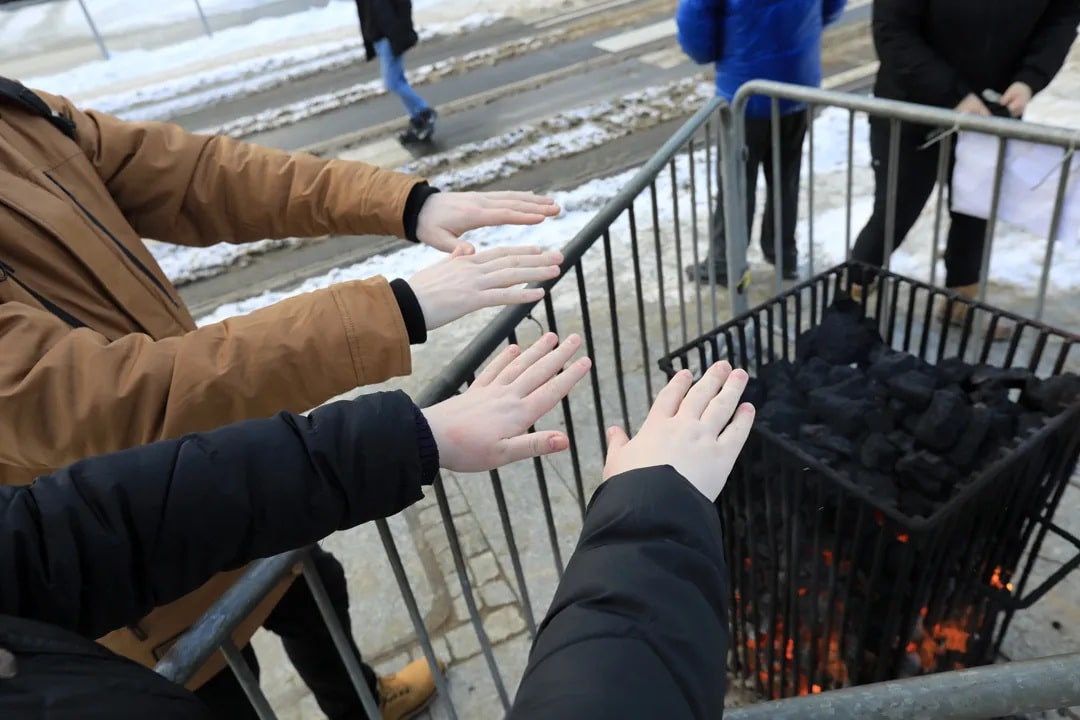Infotrans - Jak za dawnych zim. Koksowniki wracają na przystanki w Toruniu. Pasażerowie się grzeją