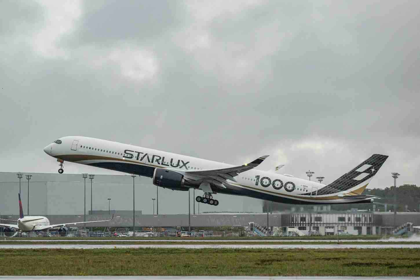Infoair - STARLUX odbiera pierwszego A350-1000. Nowy flagowiec na trasy międzykontynentalne