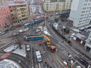 Infotram - Wykolejenie tramwaju na skrzyżowaniu Pomorska–Dubois. Utrudnienia w centrum Wrocławia