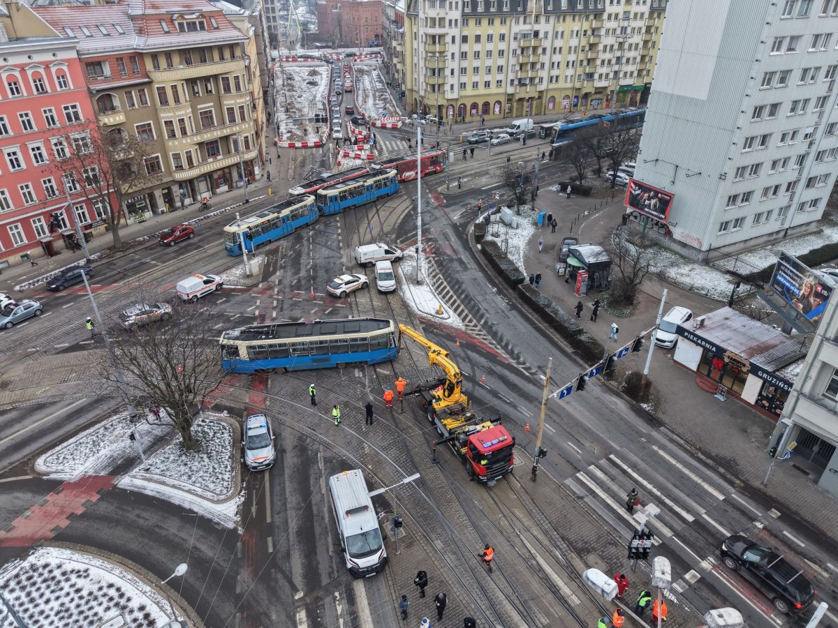Infotram - Wykolejenie tramwaju na skrzyżowaniu Pomorska–Dubois. Utrudnienia w centrum Wrocławia