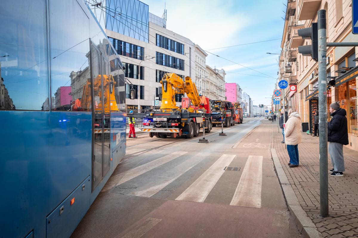 Infotram - Wrocław: Kolejne utrudnienia w ruchu tramwajowym w centrum miasta. Zmiany tras kilku linii po pęknięciu szyny