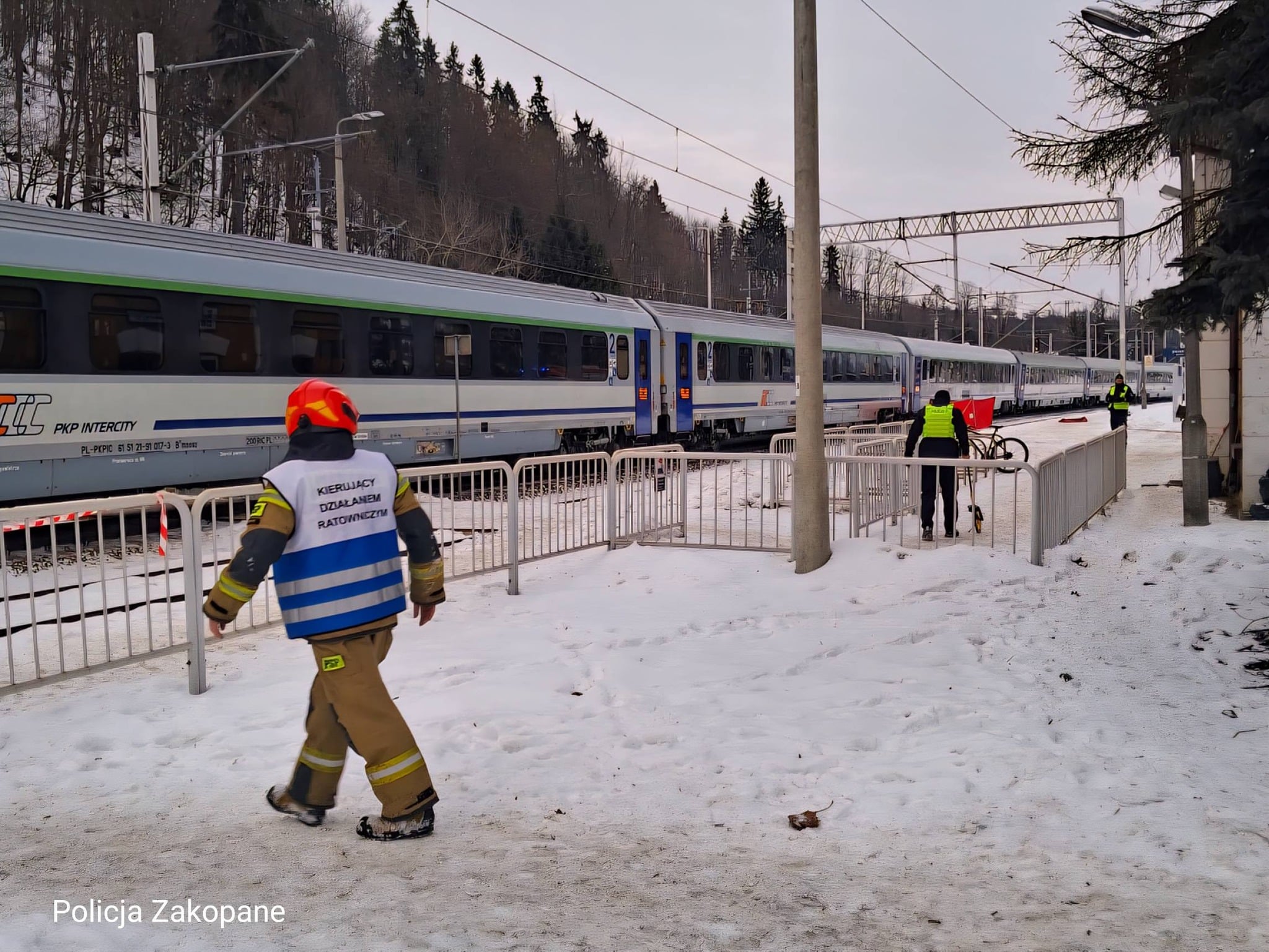 Inforail - Tragiczny wypadek w Białym Dunajcu. Konieczna ewakuacja pasażerów z pociągu z Zakopanego do Gdyni