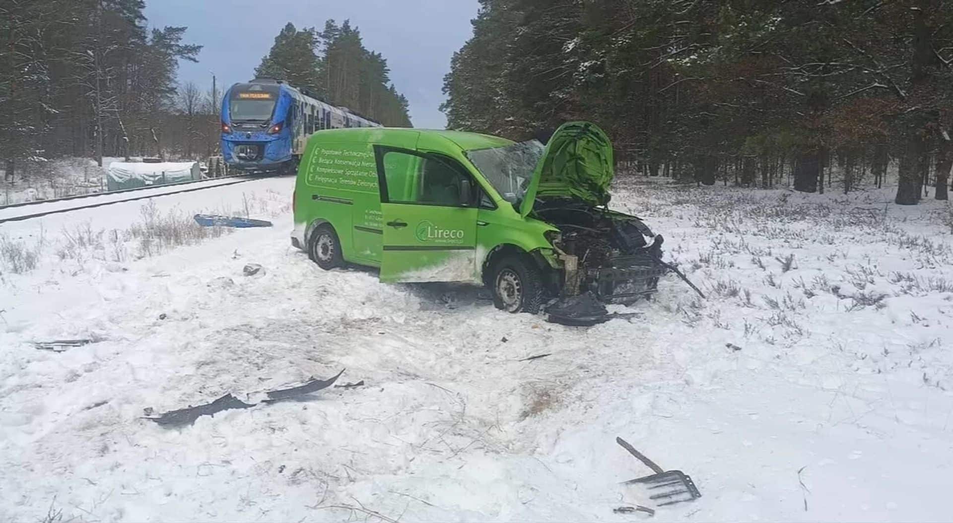 Inforail - Zderzenie auta z pociągiem Piła–Szczecin pod Cybowem. Ruch kolejowy wstrzymany