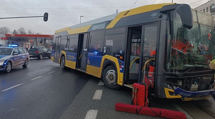 Infotram - Groźny wypadek w Pabianicach. Autobus zderzył się z tramwajem na ul. Łaskiej