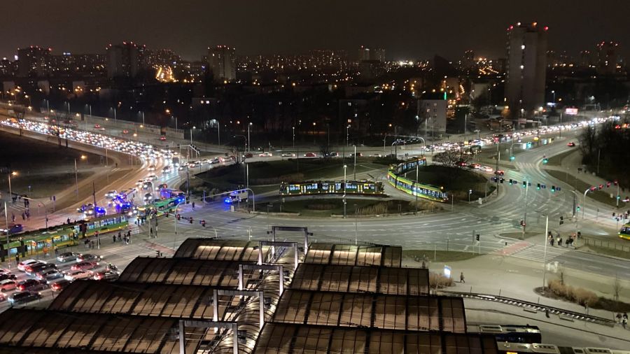 Infotram - Wypadek na rondzie Rataje w Poznaniu. Zderzenie tramwaju, autobusu i samochodów osobowych