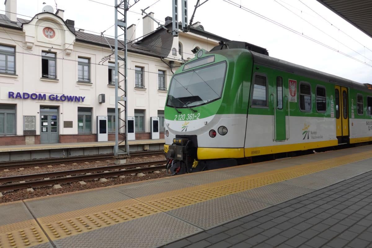 Inforail - 33 mazowieckie EN57AKM pojadą na naprawę rewizyjną do PESY. Umowa podpisana