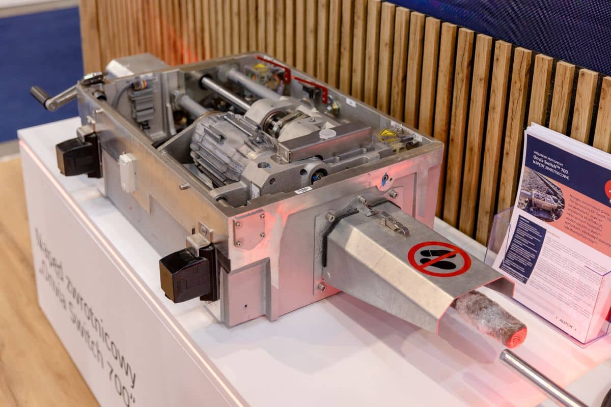 Inforail - Alstom i PLK SA zawarły umowę na utrzymanie napędów zwrotnicowych