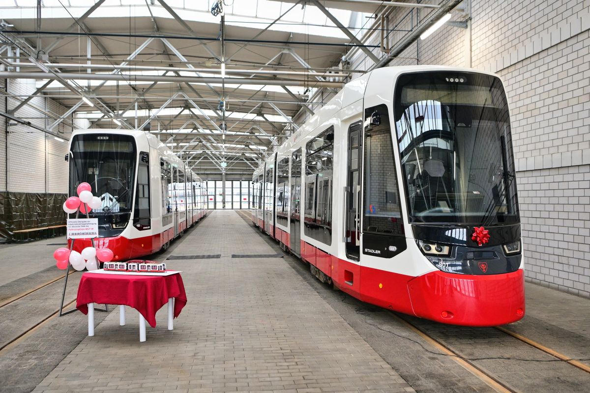 Infotram - Nowe tramwaje Stadler TINA oficjalnie dopuszczone do ruchu w Halle. Symboliczny start nowej generacji pojazdów