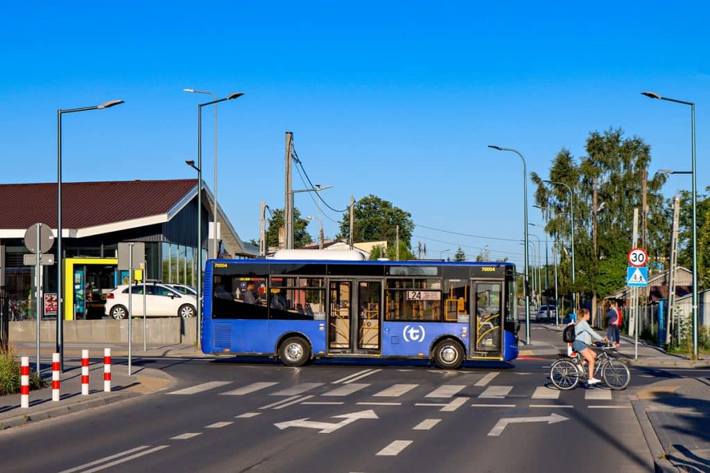 Infobus - Nowa linia od WTP do stacji PKP Zalesie Górne. Autobus L28 co godzinę w szczycie
