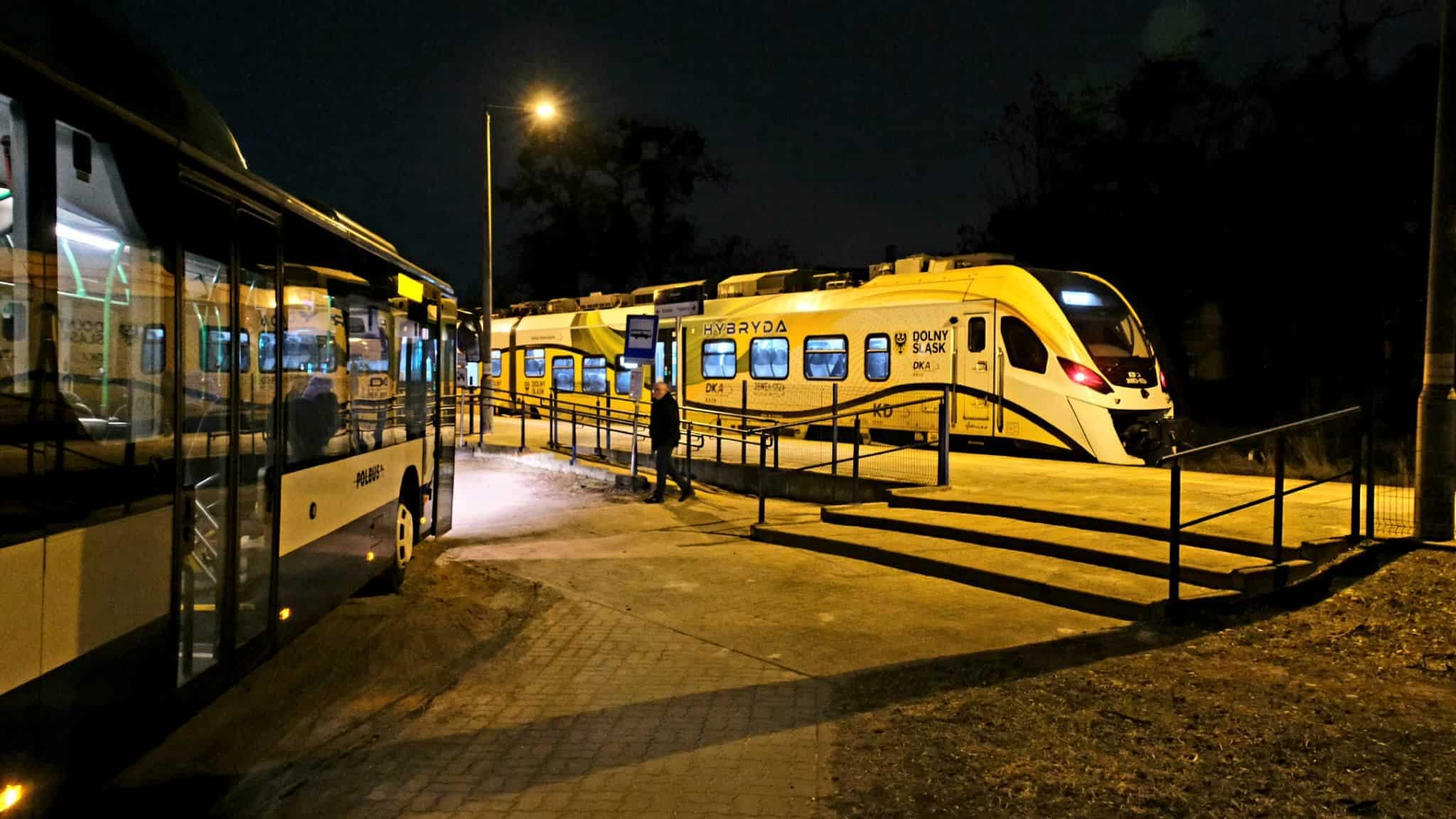 Infobus - Ruch kolejowy Trzebnica-Wrocław wstrzymany. Autobusy PKS Polbus w akcji