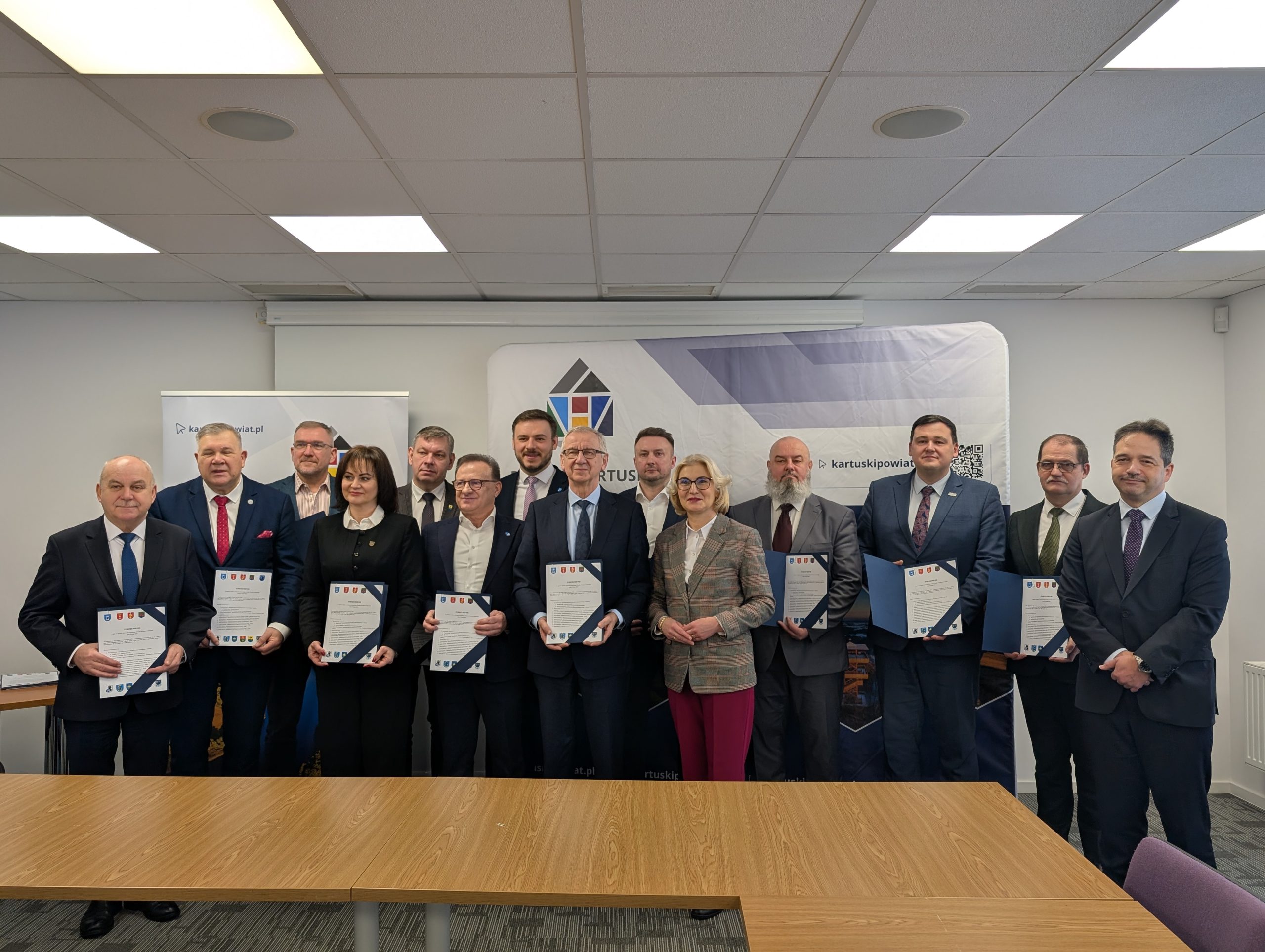 Infobus - Kaszuby łączą siły pod autobusowe linie z FRPA: Powstał Kartuski Związek Powiatowo-Gminny