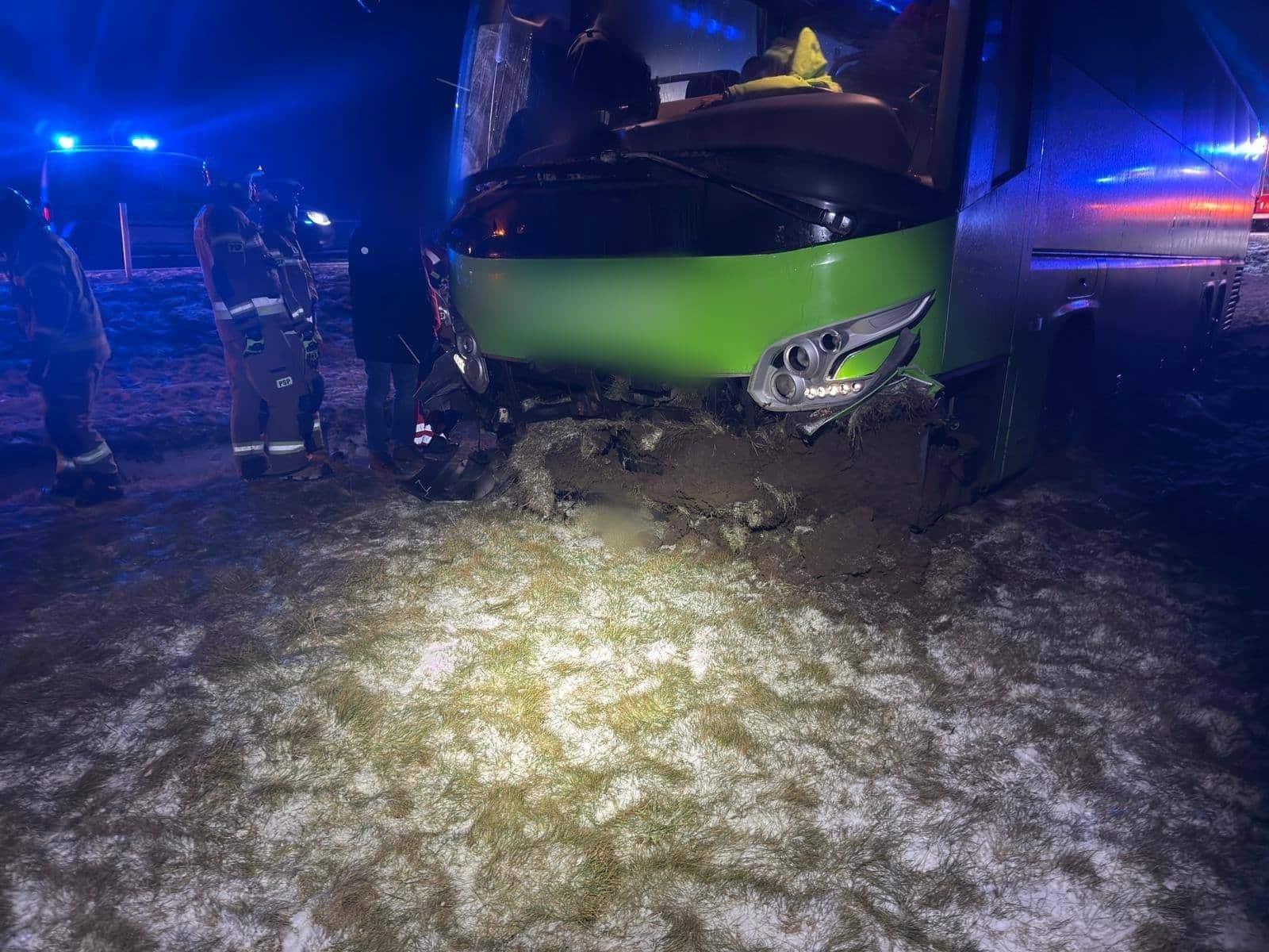 Infobus - Opolskie: Autobus wypadł z trasy na A4. 44 pasażerów w środku. Nikomu nic się nie stało