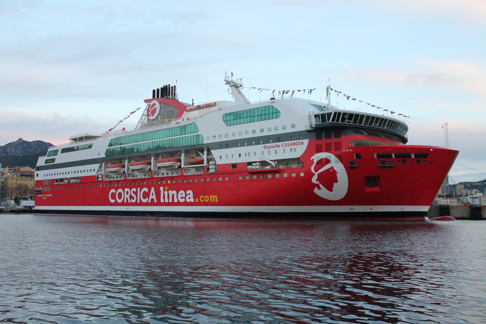 Infoship - Złe warunki pogodowe paraliżują rejsy Corsica Linea między Marsylią a Korsyką