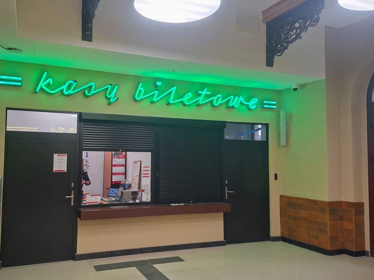 Inforail - Przebudowa zabytkowego dworca w Oleśnicy na finiszu. Kasa biletowa wróciła do historycznego budynku