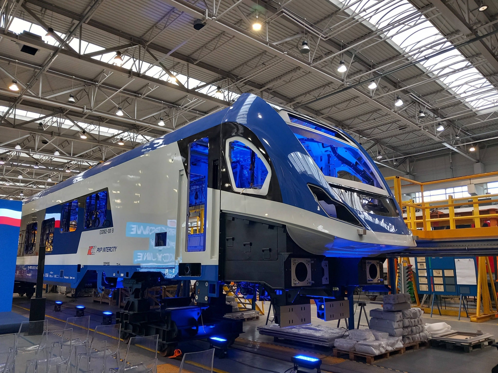 Inforail - Pierwszy hybrydowy pociąg dla PKP Intercity zaprezentowany w Nowym Sączu. niedługo ruszą testy