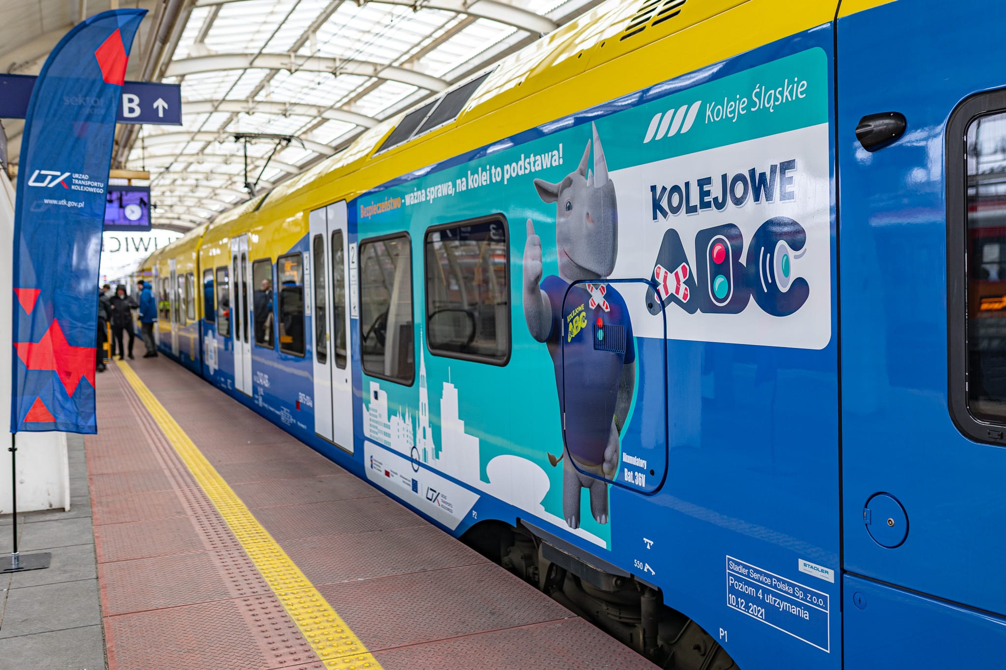 Inforail - Rogatek w pociągach Kolei Śląskich. UTK i przewoźnik wspólnie uczą bezpieczeństwa na kolei