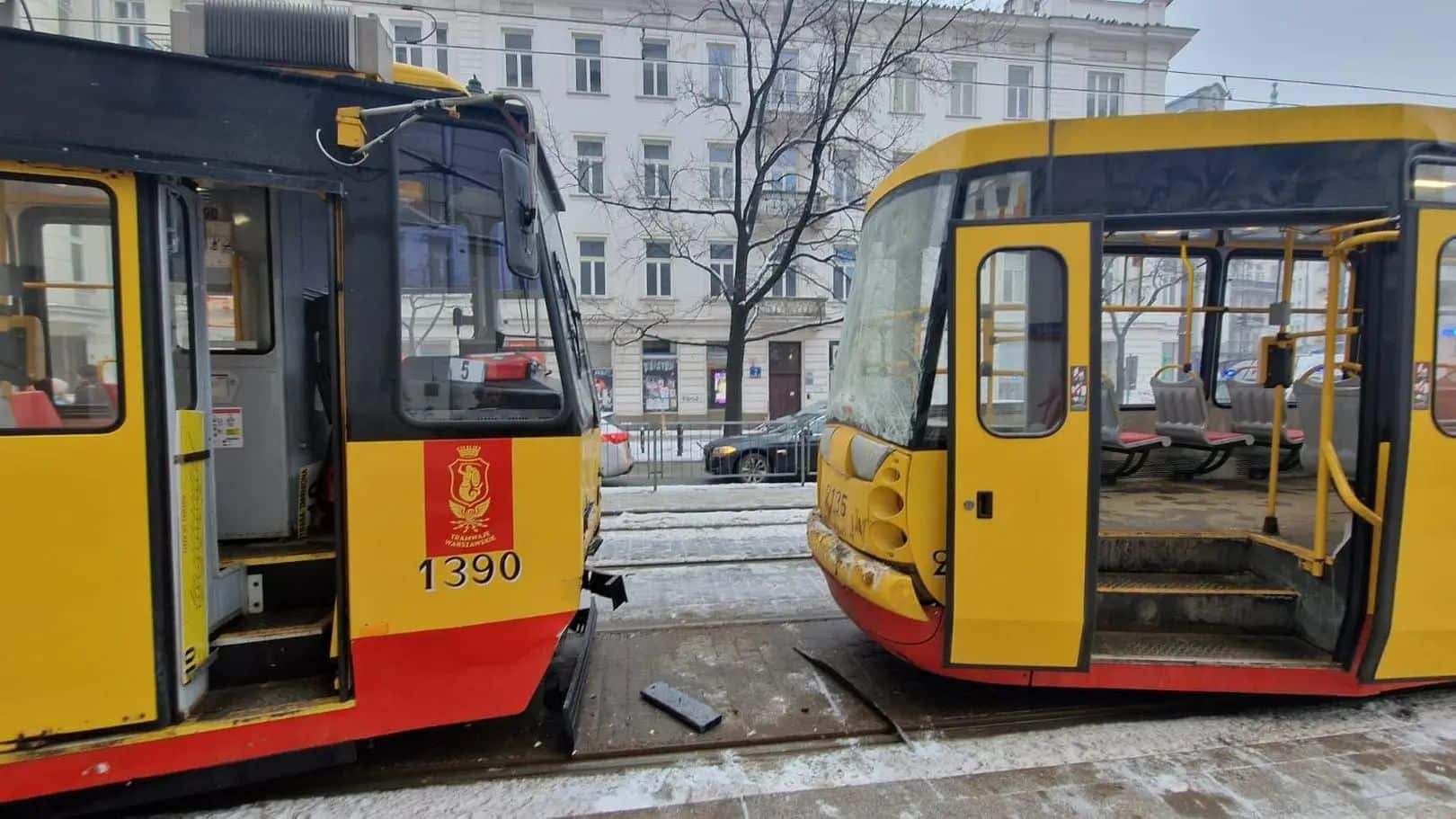 Infotram - Warszawa: Zderzenie tramwajów na Marszałkowskiej. Sześć osób trafiło do szpitala