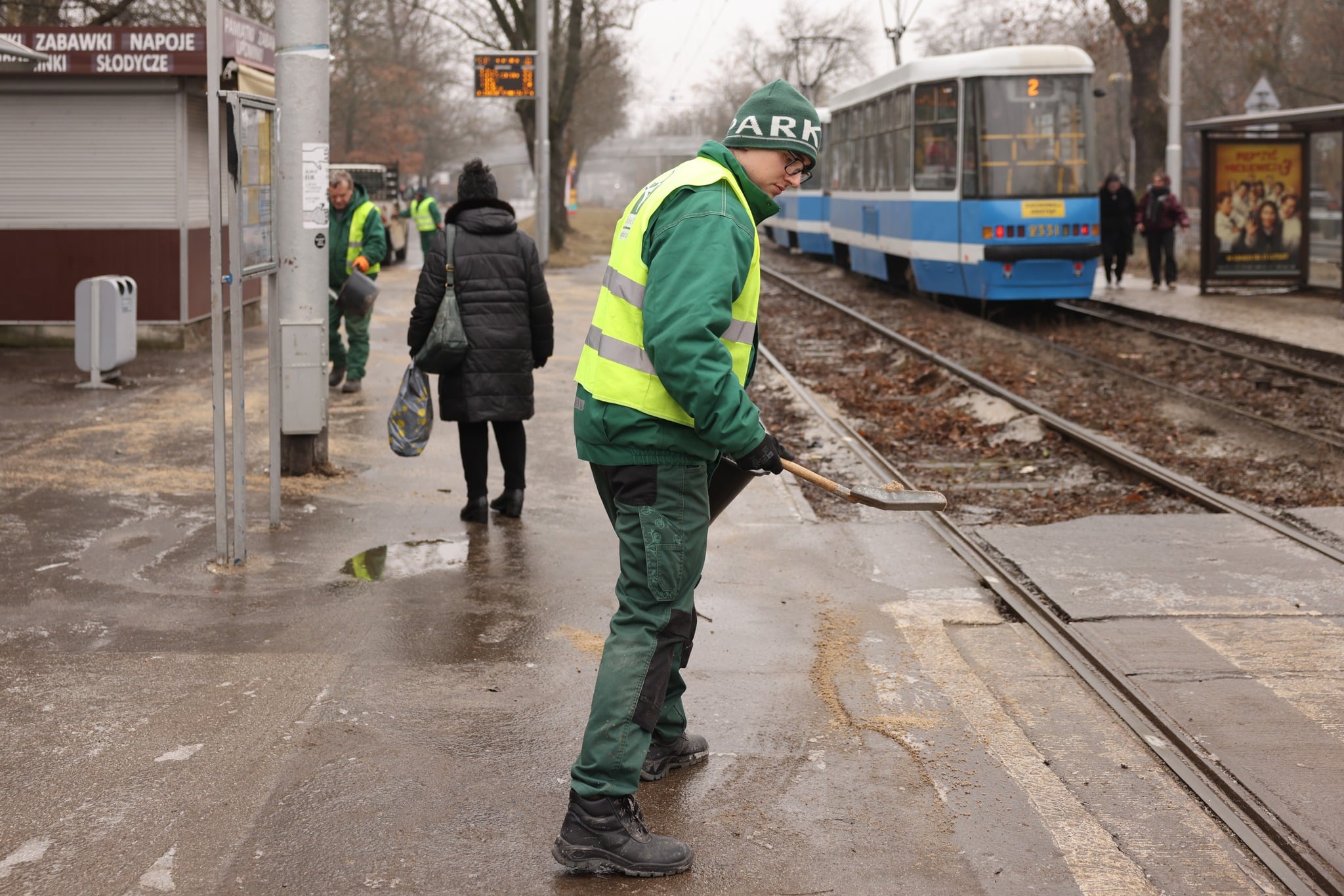 Infotram - Wrocław i Szczecin walczą z zimowymi utrudnienia. Dzięki przecierakom tramwaje wyjechały na trasy