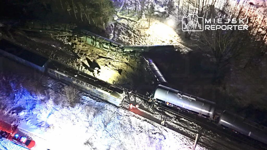 Inforail - Wykolejenie pociągu towarowego pod Warszawą. Poprzewracane wagony-cysterny