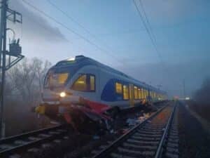 Inforail - Dramatyczne chwile na przejeździe kolejowym między Pécel a Isaszeg. Policjanci uratowali życie pasażerom auta