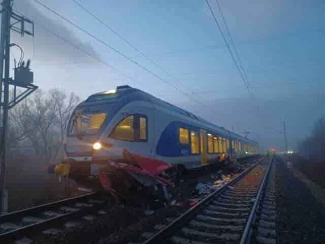 Inforail - Dramatyczne chwile na przejeździe kolejowym między Pécel a Isaszeg. Policjanci uratowali życie pasażerom auta