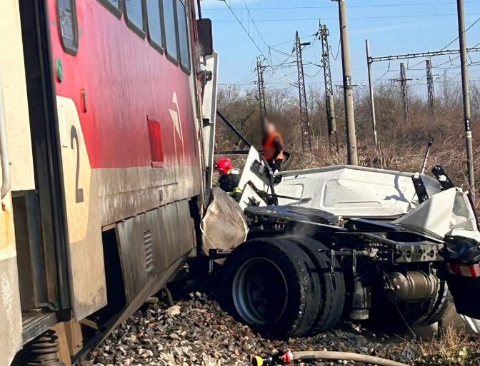 Inforail - Tragiczny wypadek na przejeździe kolejowym w Nowych Zamkach. Nie żyje kierowca ciężarówki, ranni pasażerowie pociągu