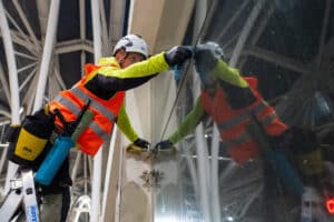 Infotram - Wiosenne porządki w Łodzi. Trwa mycie przystanków tramwajowych i kluczowego węzła Łódź Centrum