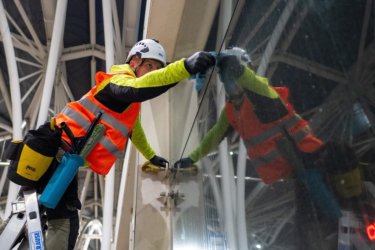Infotram - Wiosenne porządki w Łodzi. Trwa mycie przystanków tramwajowych i kluczowego węzła Łódź Centrum
