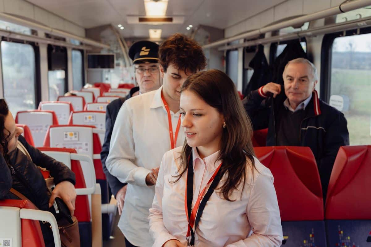 Inforail - Uczniowie zgierskiego liceum poznali pracę na kolei. Praktyczna lekcja w ŁKA