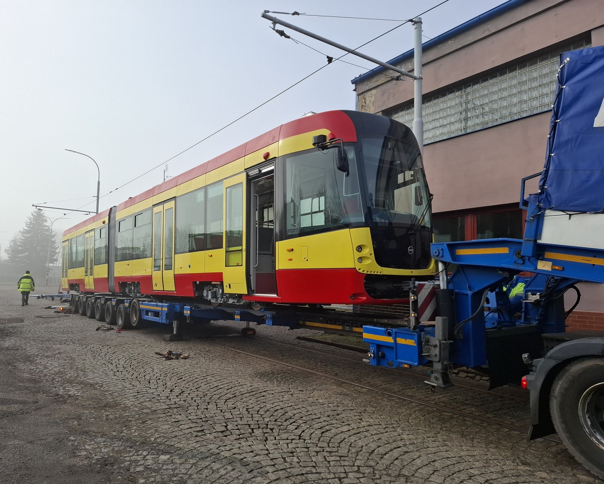 Infotram - Kolejny nowy tramwaj EVO2 dotarł do Mostu. Dostawy na półmetku