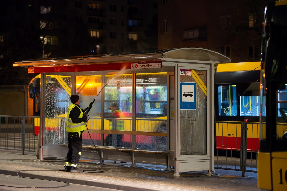 Infotrans - Warszawa myje 1500 wiat przystankowych. Wiosenne porządki w komunikacji miejskiej.