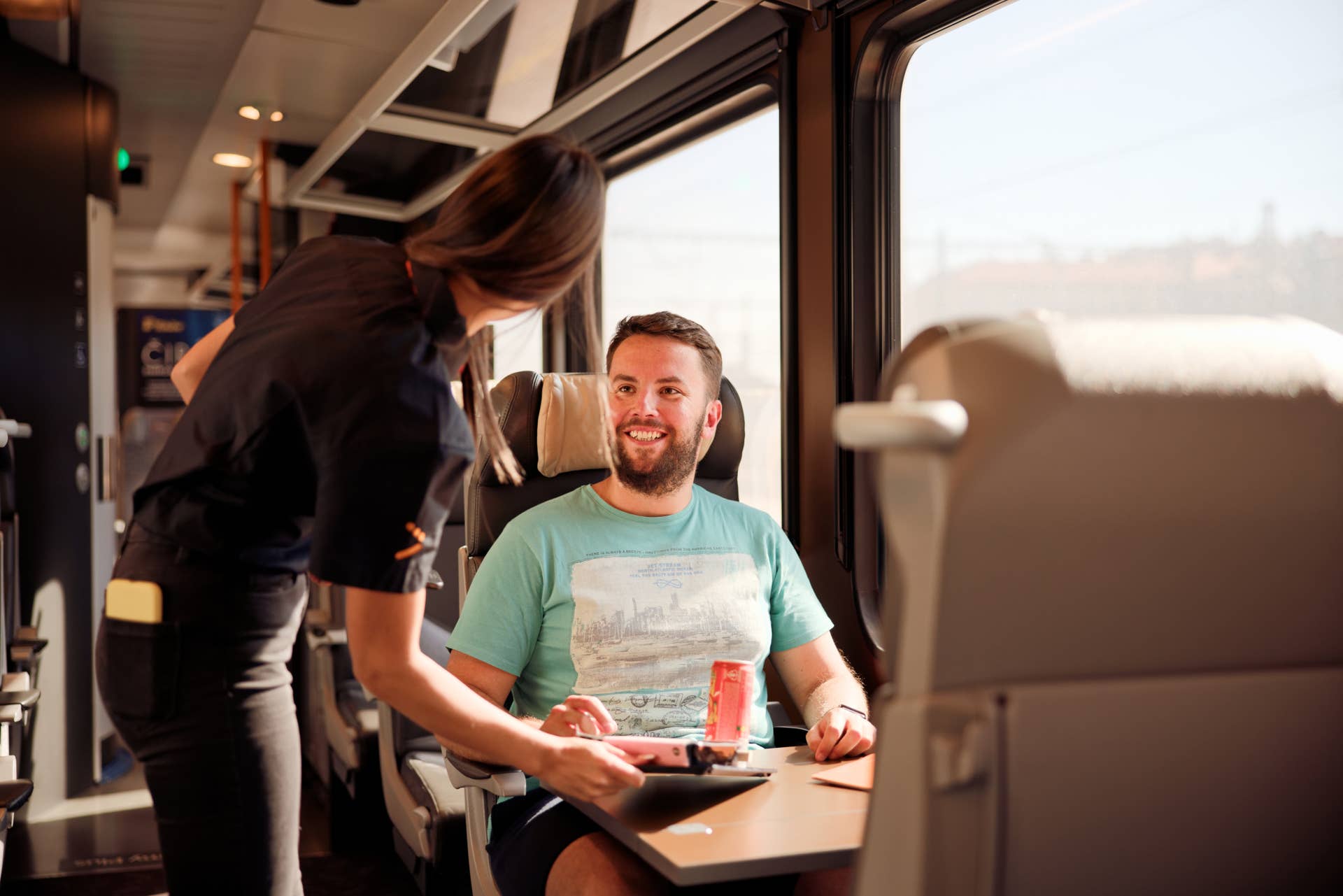 Inforail - Leo Express wprowadza wiosenne menu pokładowe. Nowe smaki i plan zamówień online