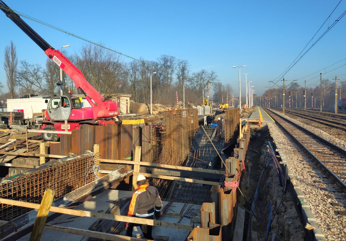 Inforail - Postępuje modernizacja stacji Tomaszów Mazowiecki. Powstaje tunel i nowe perony
