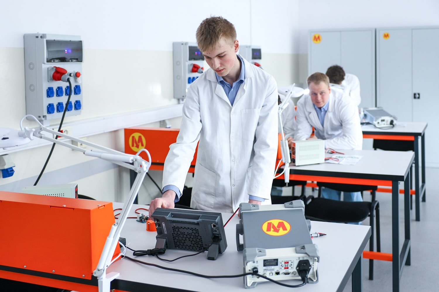 Infotram - Nowoczesna pracownia dla przyszłych elektroników na Żoliborzu. We współpracy z Metrem Warszawskim