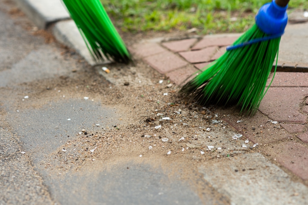 Infobike - Wiosenne porządki na trasach rowerowych w Warszawie. Miasto usuwa pozimowe zanieczyszczenia