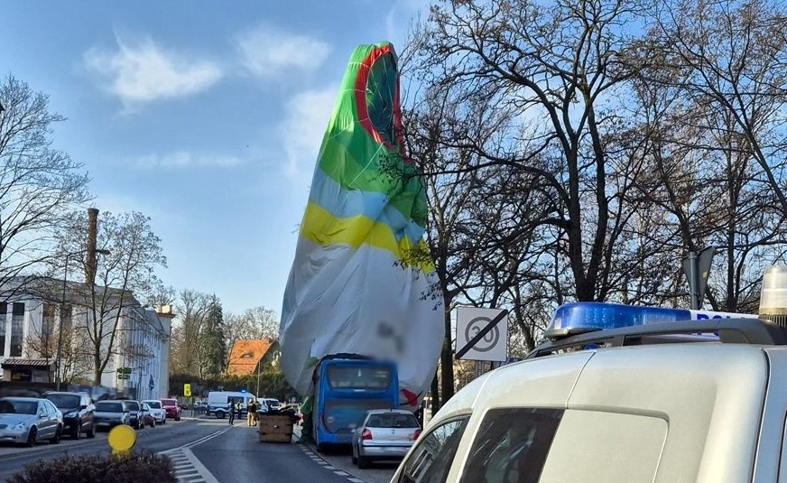 Infobus - Wypadek balonu w centrum Zielonej Góry. Kosz uderzył w autobus