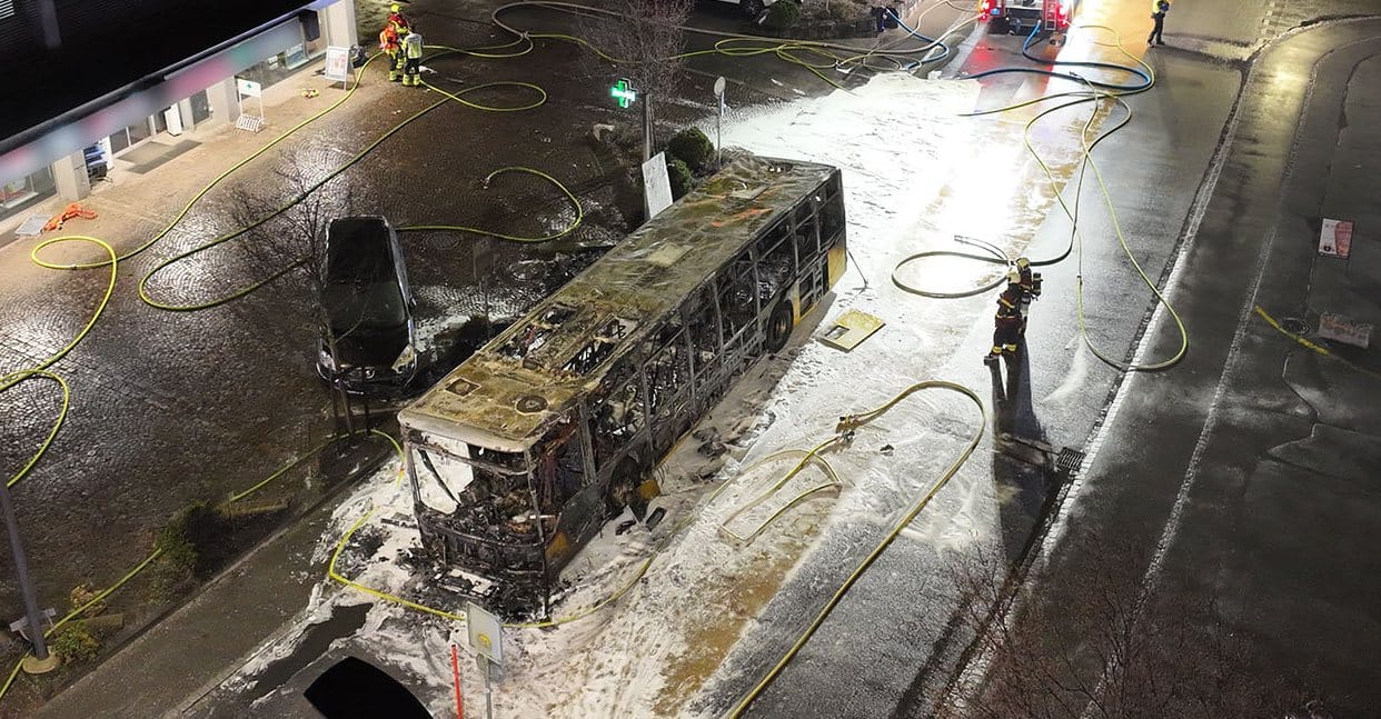 Infobus - Tragiczny pożar lokalnego autobusu w Szwajcarii. Policja bada, czy był to celowy czyn