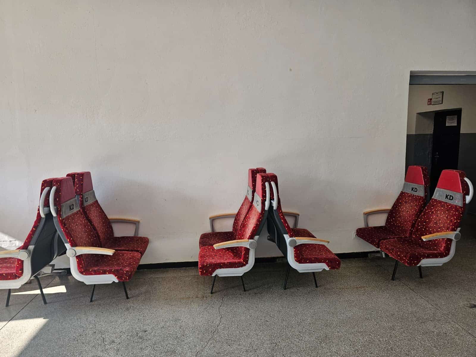 Inforail - Fotele z pociągu 31WE trafiły do szkoły w Żarowie