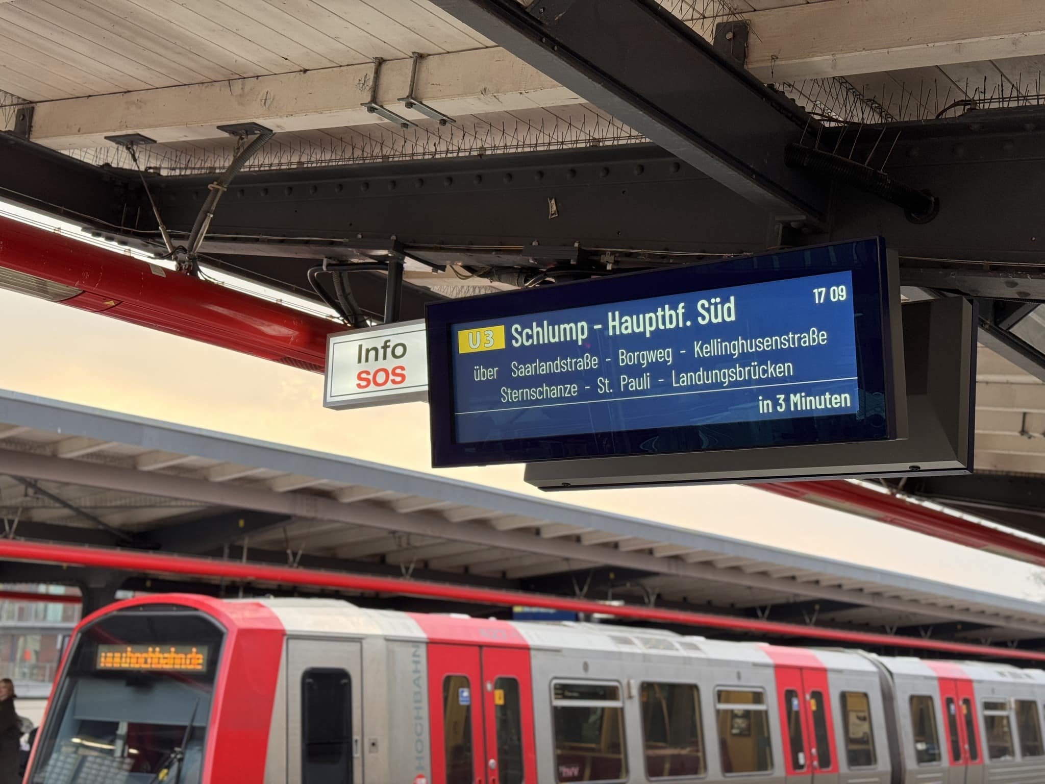 Infotram - Hamburg modernizuje system informacji pasażerskiej w metrze. Stare tablice odchodzą po 25 latach