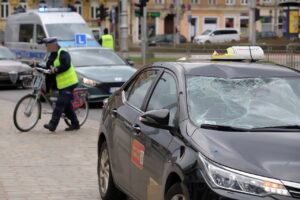 Infobike - Wrocław: Groźny wypadek rowerzysty na Placu Bema. Taksówkarz nie ustąpił pierwszeństwa