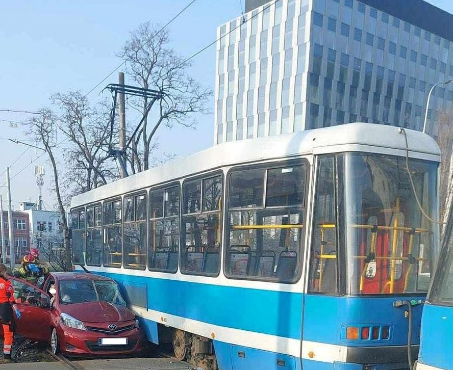 Infotram - Kolizja tramwaju z autem na Strzegomskiej we Wrocławiu. Są utrudnienia w ruchu