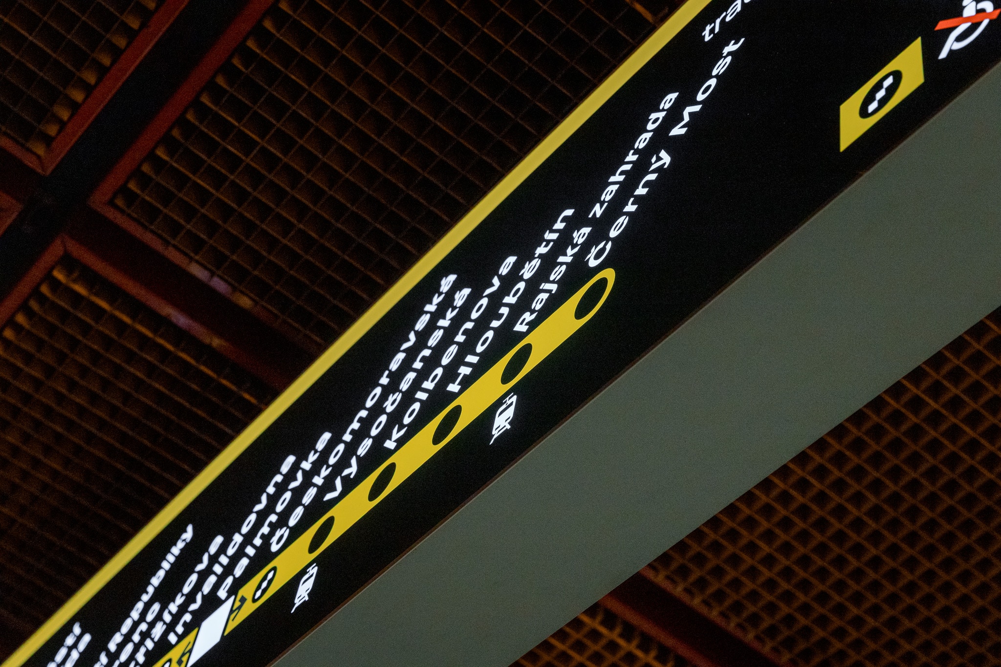 Infotram - Nowe, bardziej czytelne tablice informacyjne w praskim metrze. Pilotaż na stacji Palmovka