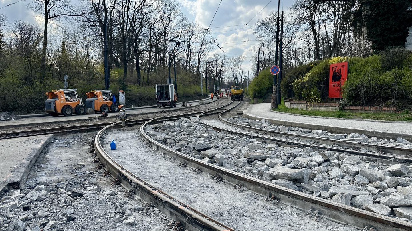 Infotram - Praga modernizuje torowisko przy Hradczanach. Kilkumiesięczne utrudnienia w ruchu tramwajów