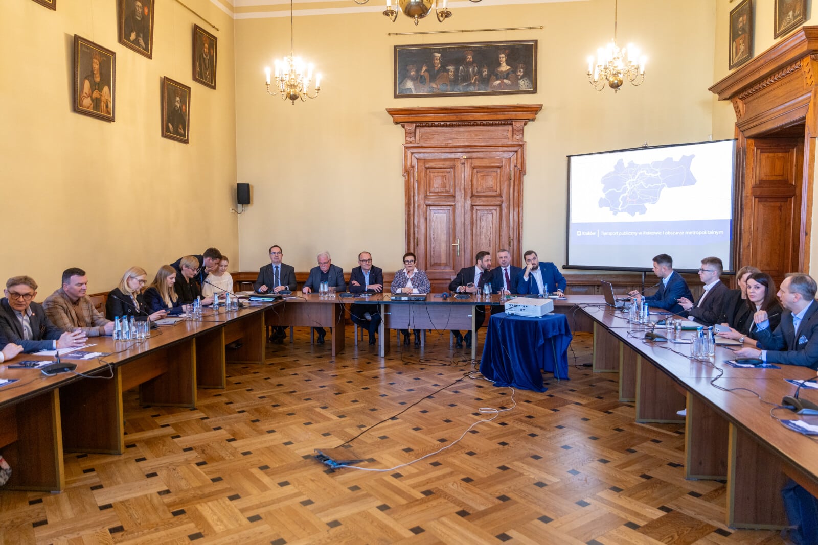 Infotram - Sejmowa Komisja Infrastruktury obradowała w Krakowie. W tle budowa metra