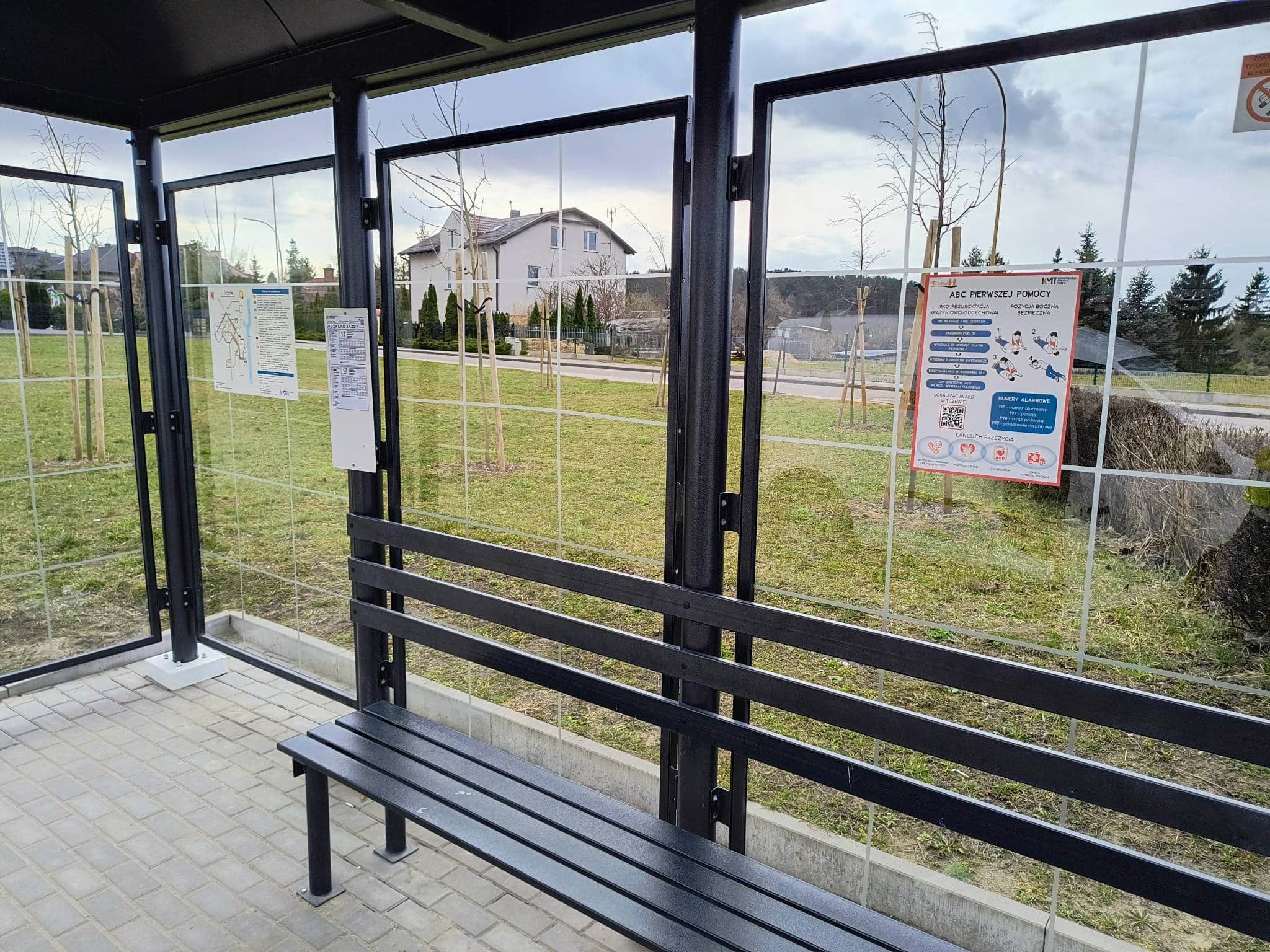 Infotrans - Dobre praktyki: Tczew o pierwszej pomocy na przystanku. Wiaty autobusowe z nową funkcją