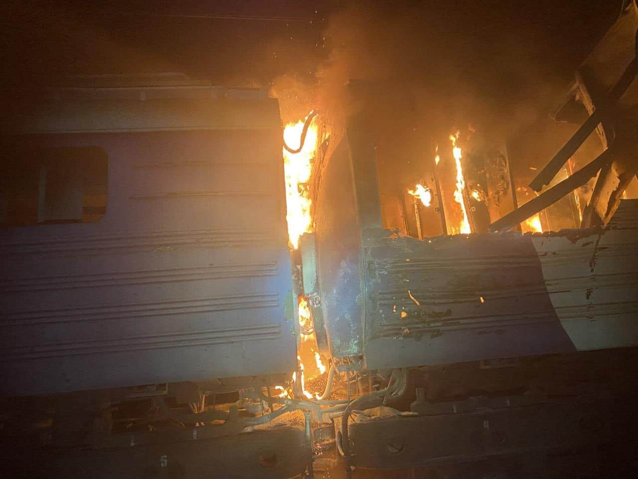 Inforail - Kolejny atak dronowy na ukraińską kolej. Pożar pociągu osobowego na Charkowszczyźnie