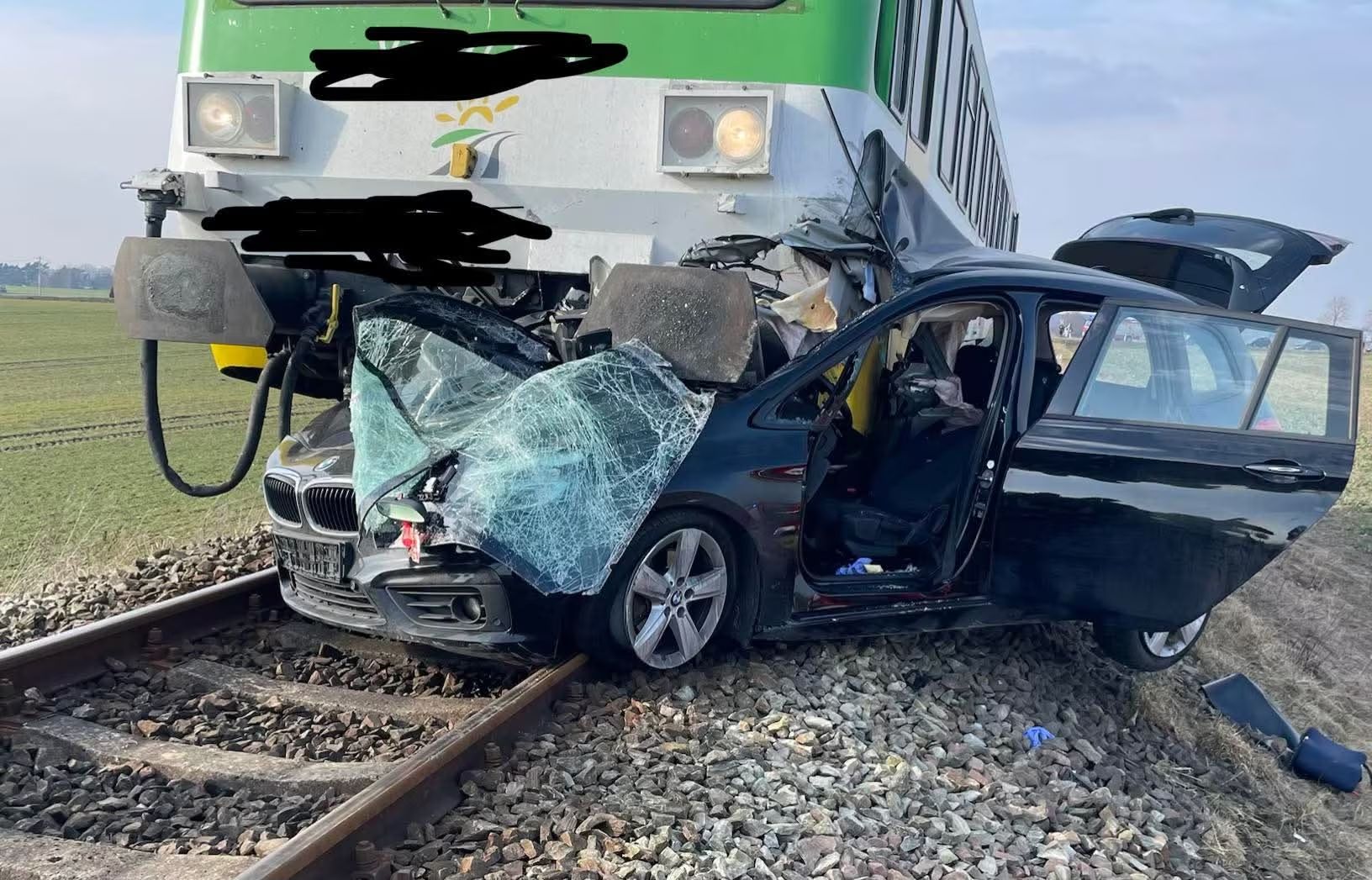 Inforail - Tragiczny wypadek na przejeździe kolejowym w Ogorzelicach. Nie żyje pasażerka samochodu