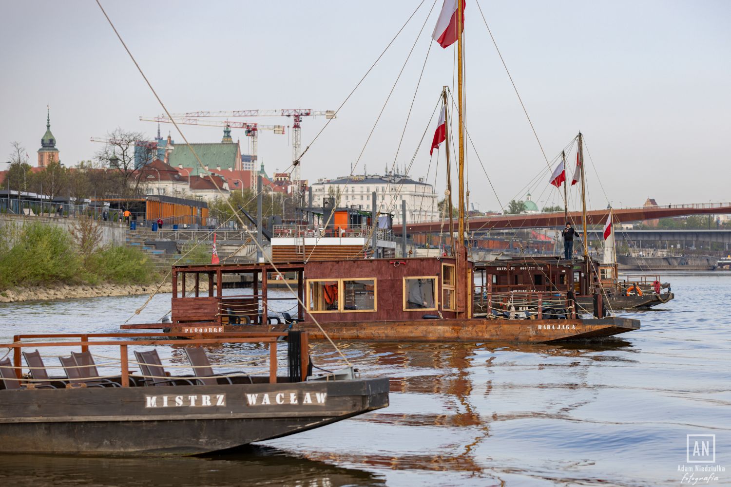 Infoship - Warszawa: „Tańczące łodzie” na Wiśle. Widowisko na 2 maja czyli Dzień Flagi